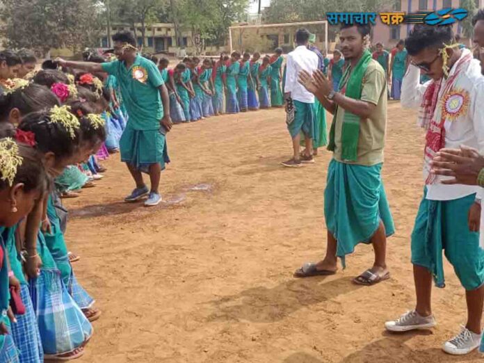 बाहा पर्व मनाते हुए आदिवासी छात्र