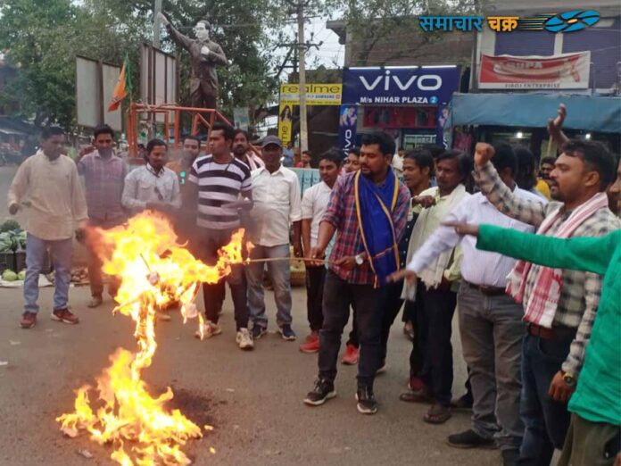 रविंद्र नाथ महतो का पुतला दहन करते हुए, फोटो- नाजिर हुसैन