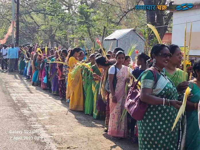 खजूर की डालियों के साथ ईसाई धर्मावलम्बियां, फोटो- समाचार चक्र