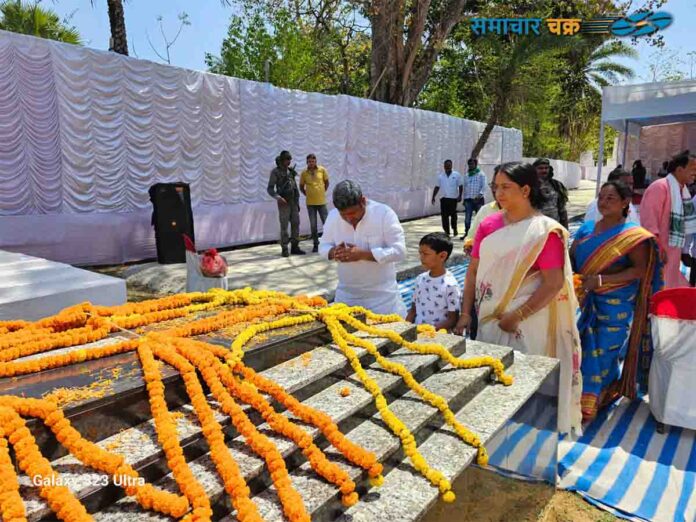 श्रद्धांजलि देते हुए दिनेश मरांडी, फोटो- समाचार चक्र