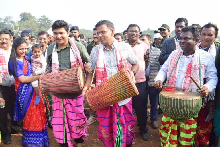 मांदर की थाप पर झूमे डीसी-एसपी