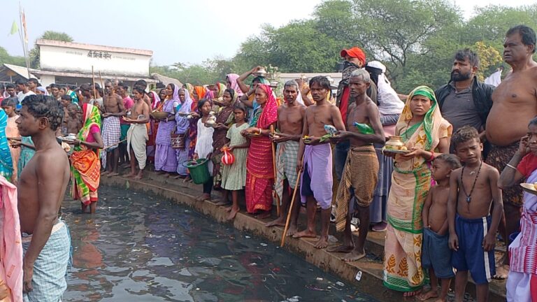 मकर संक्रांति पर गर्म जलकुंड में उमड़ी श्रद्धालुओं की भीड़, लगाई आस्था की डुबकी