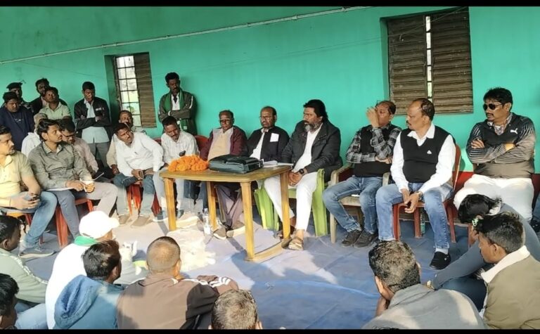 आलूबेड़ा नॉर्थ व सेंट्रल कोल ब्लॉक के विस्थापितों के साथ सांसद विजय हांसदा ने की बैठक