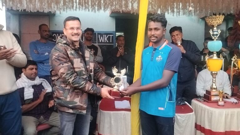 क्रिकेट के फाइनल में बीबी फाउंडेशन एवं दादा इलेवन को हराकर ट्रॉफी पर जमाया कब्जा