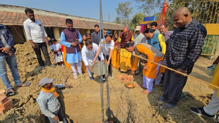 सरस्वती शिशु मंदिर के वर्ग कक्ष निर्माण में आर्थिक मदद करेंगे लुत्फल, भूमि पूजन में शामिल हो धार्मिक सौहार्द का दिया मिसाल