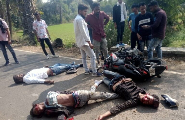 पिकअप वैन से आमने-सामने टक्कर में बाइक सवार तीन युवक की दर्दनाक मौत