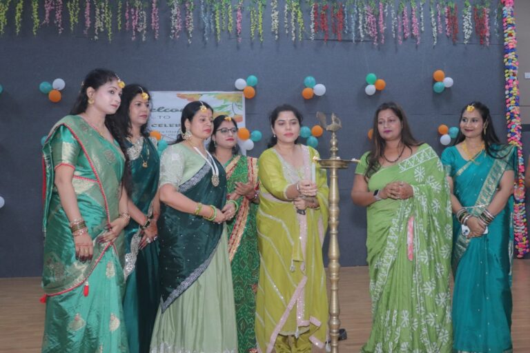 सावन महोत्सव में हरी साड़ियों में महिलाओं ने बांधा समा