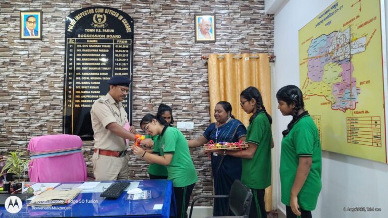 एक राखी सामाजिक योद्धाओं के नाम अभियान चलाकर डीएवी की छात्राओं ने बांधी राखी