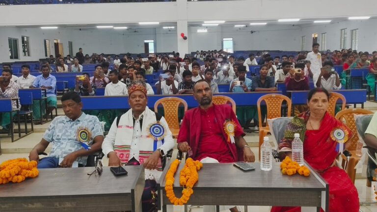 केकेएम कॉलेज में धूमधाम से मनाया गया विश्व आदिवासी दिवस, परंपरा व संस्कृति की दिखी झलकियां