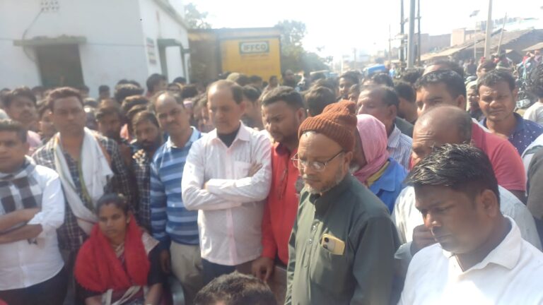 क्रशर खदान बंद रहने से भुखमरी के कगार पर पहुंचे ग्रामीणों का टूटा सब्र का बांध,जेएमएम जिलाध्यक्ष का किया घेराव