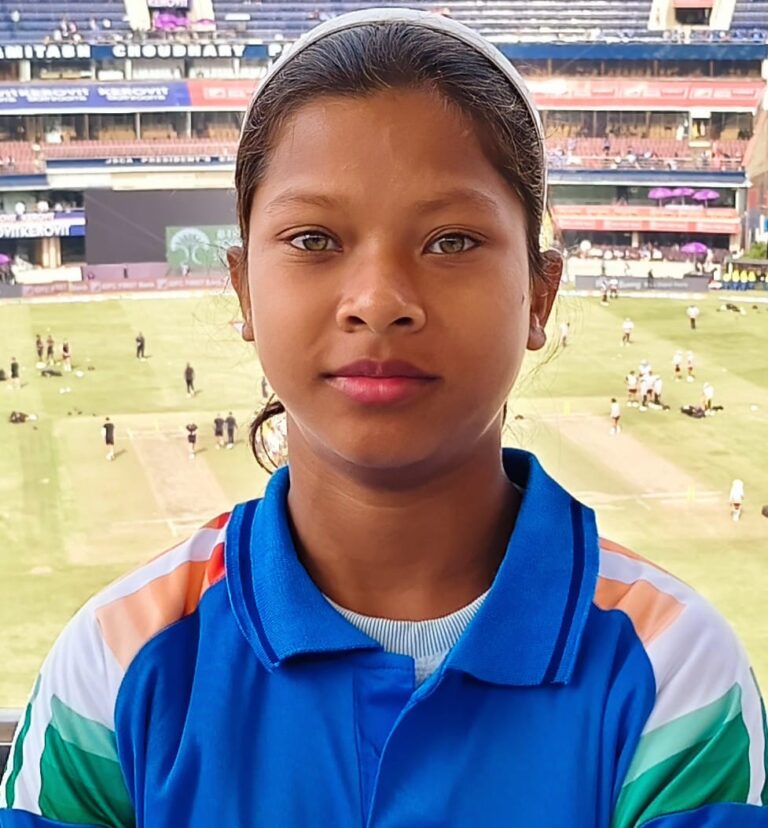 क्रिकेट के मैदान में धूम मचाएगी नन्ही सृष्टि हांसदा, झारखंड अंडर-15 वूमेन्स टीम में मिली जगह
