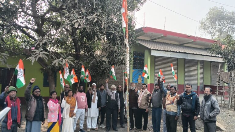 कांग्रेस का झंडा फहरा कर मनाया 140वां स्थापना दिवस