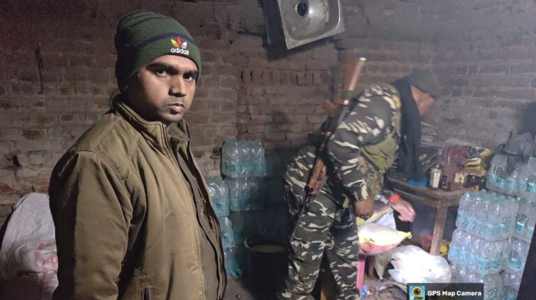 नाश्ता दुकान में चल रहा था अवैध शराब का धंधा, दुकानदार रंगे हाथ गिरफ्तार