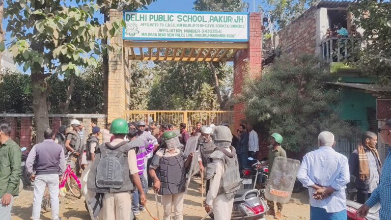 दुर्घटना में युवक की मौत पर बवाल, सड़क जाम,आगजनी, थाना व स्कूल का घेराव, पुलिस ने भांजी लाठी