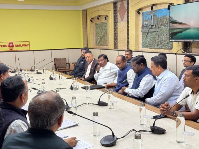 रंग लाई झामुमो की पहल, शताब्दी एक्सप्रेस का ठहराव सहित कई मांगों पर रेलवे ने दी सहमति